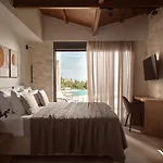 Marisia Luxury Villa, An Acre Of Endless Blue By Mindyourvilla וילה